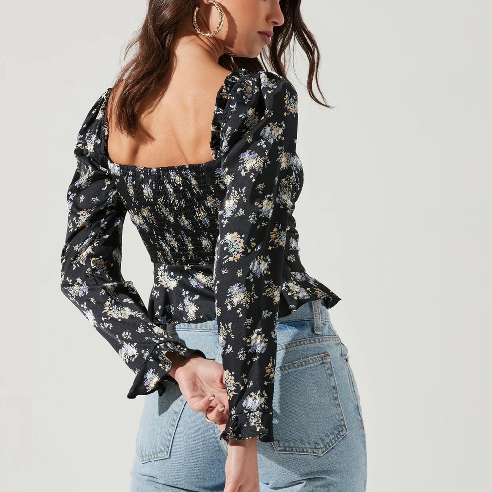 ASTR The Label Cropped Blouse Long Sleeve Black Floral Sweetheart Darted Medium - Picture 2 of 7